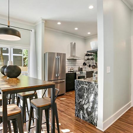 Sun Lit Modern Home With Good Vibes And Lots Of Coffee - Designedbydom アトランタ エクステリア 写真