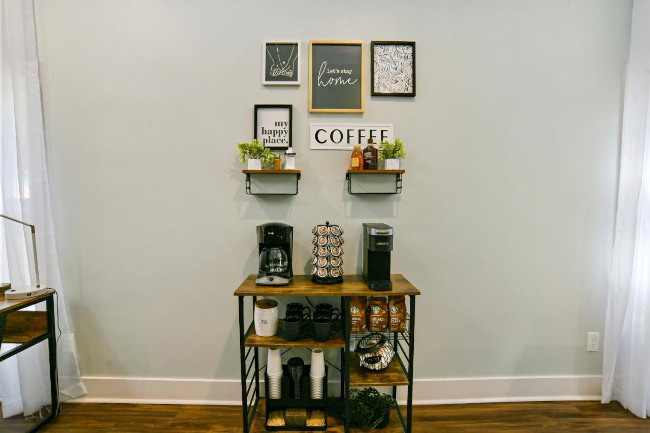 Sun Lit Modern Home With Good Vibes And Lots Of Coffee - Designedbydom アトランタ エクステリア 写真