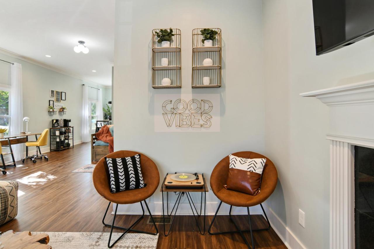 Sun Lit Modern Home With Good Vibes And Lots Of Coffee - Designedbydom アトランタ エクステリア 写真