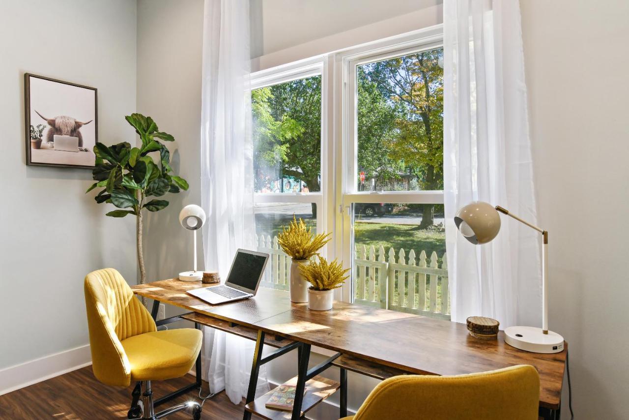 Sun Lit Modern Home With Good Vibes And Lots Of Coffee - Designedbydom アトランタ エクステリア 写真