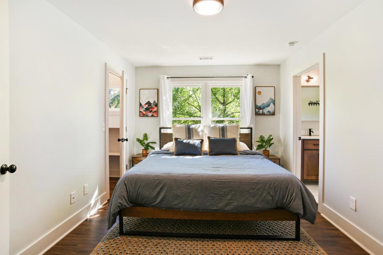 Sun Lit Modern Home With Good Vibes And Lots Of Coffee - Designedbydom アトランタ エクステリア 写真