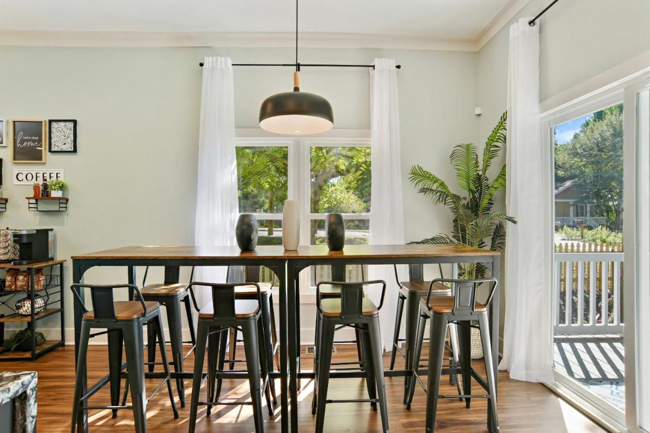 Sun Lit Modern Home With Good Vibes And Lots Of Coffee - Designedbydom アトランタ エクステリア 写真