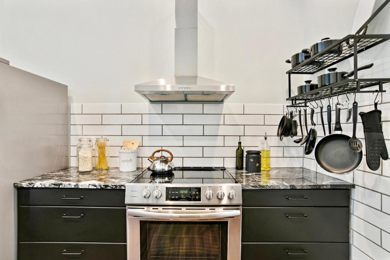 Sun Lit Modern Home With Good Vibes And Lots Of Coffee - Designedbydom アトランタ エクステリア 写真