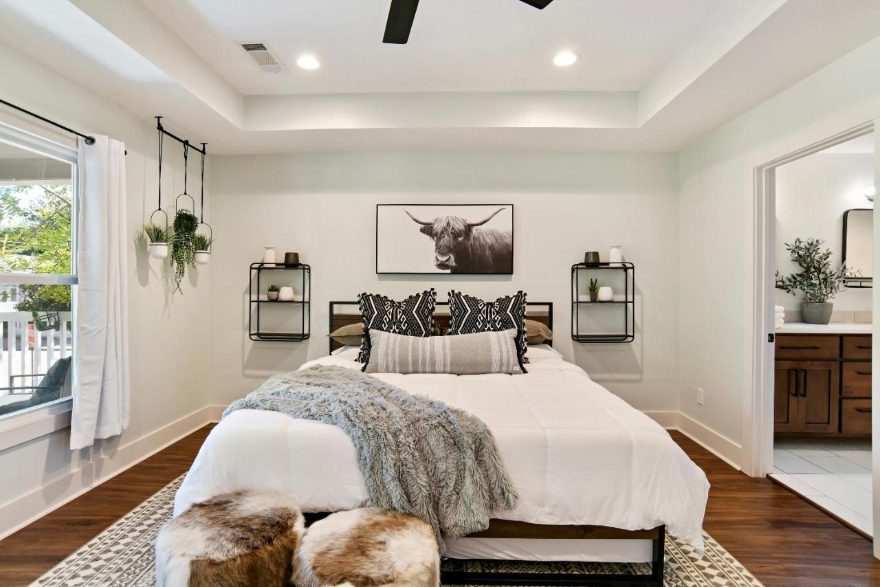 Sun Lit Modern Home With Good Vibes And Lots Of Coffee - Designedbydom アトランタ エクステリア 写真