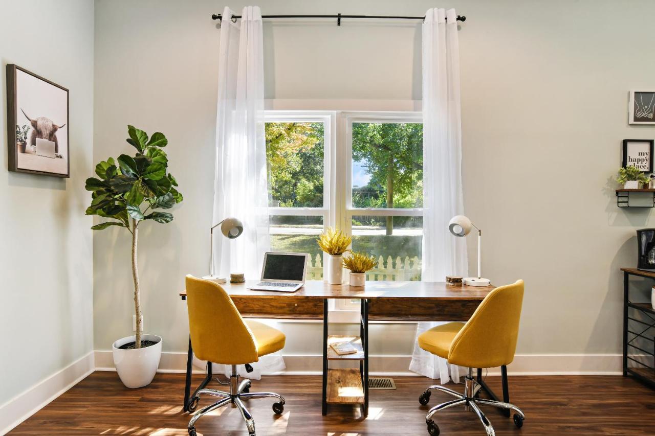 Sun Lit Modern Home With Good Vibes And Lots Of Coffee - Designedbydom アトランタ エクステリア 写真