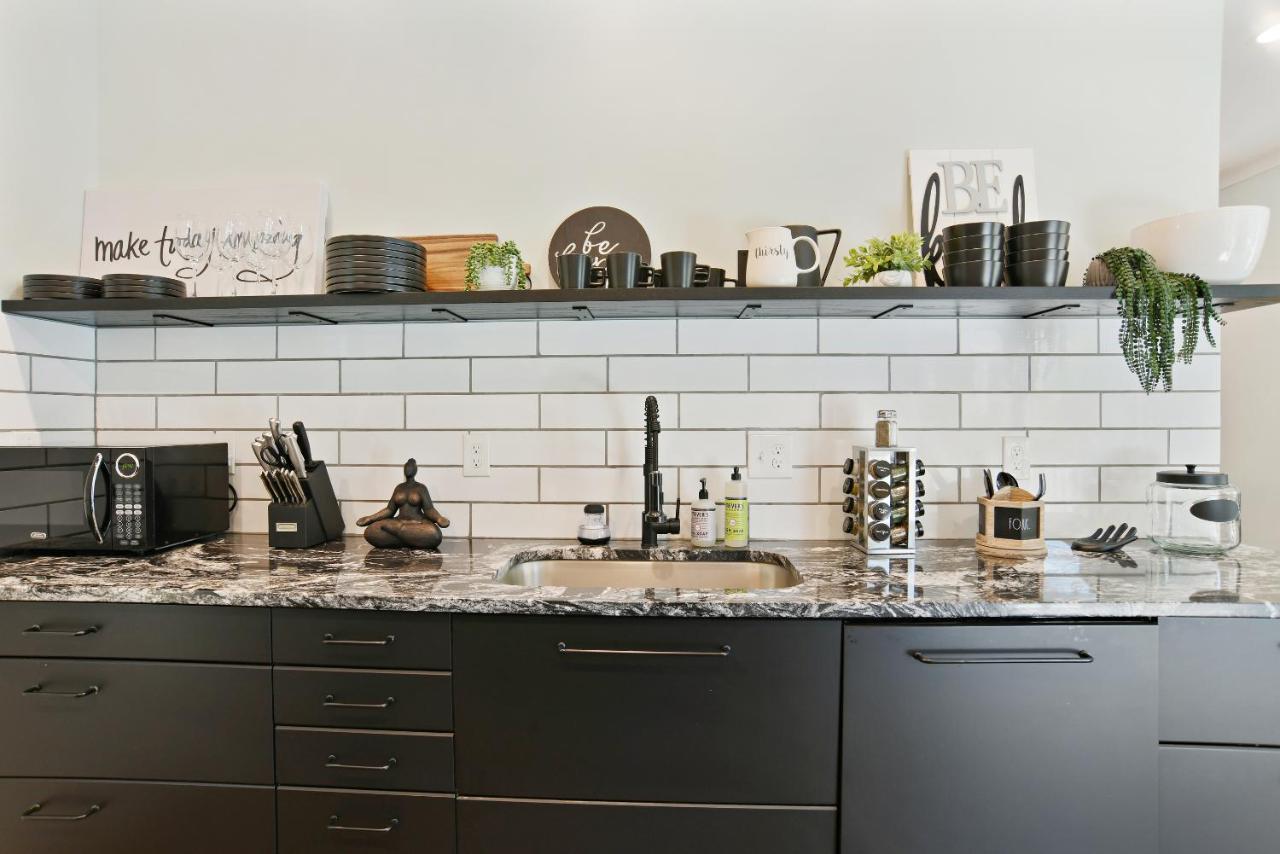 Sun Lit Modern Home With Good Vibes And Lots Of Coffee - Designedbydom アトランタ エクステリア 写真
