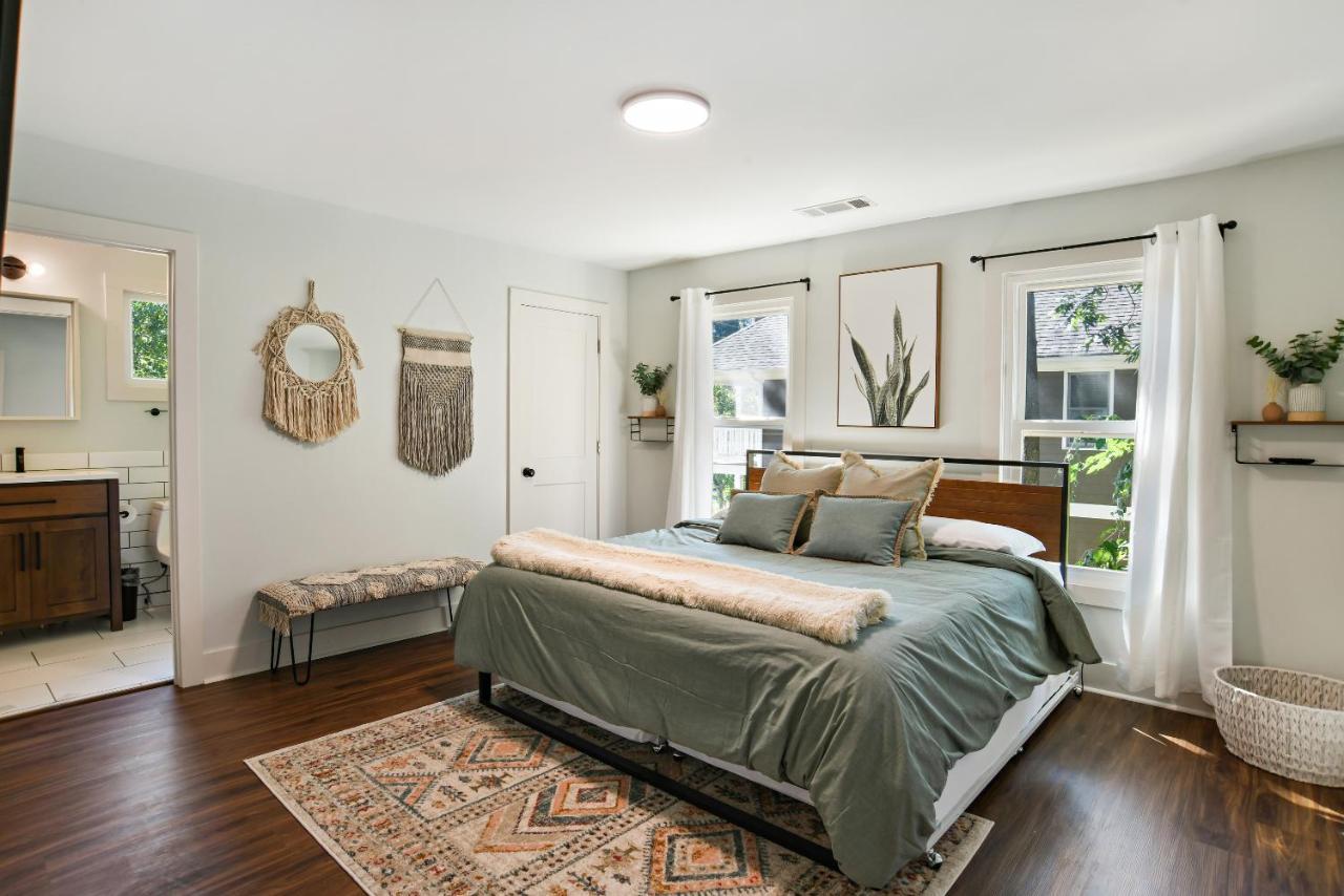 Sun Lit Modern Home With Good Vibes And Lots Of Coffee - Designedbydom アトランタ エクステリア 写真