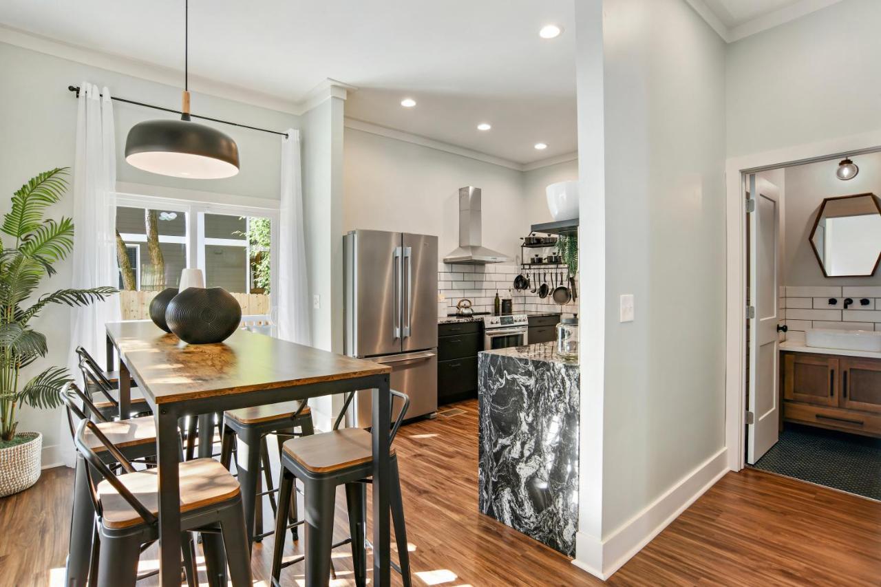 Sun Lit Modern Home With Good Vibes And Lots Of Coffee - Designedbydom アトランタ エクステリア 写真