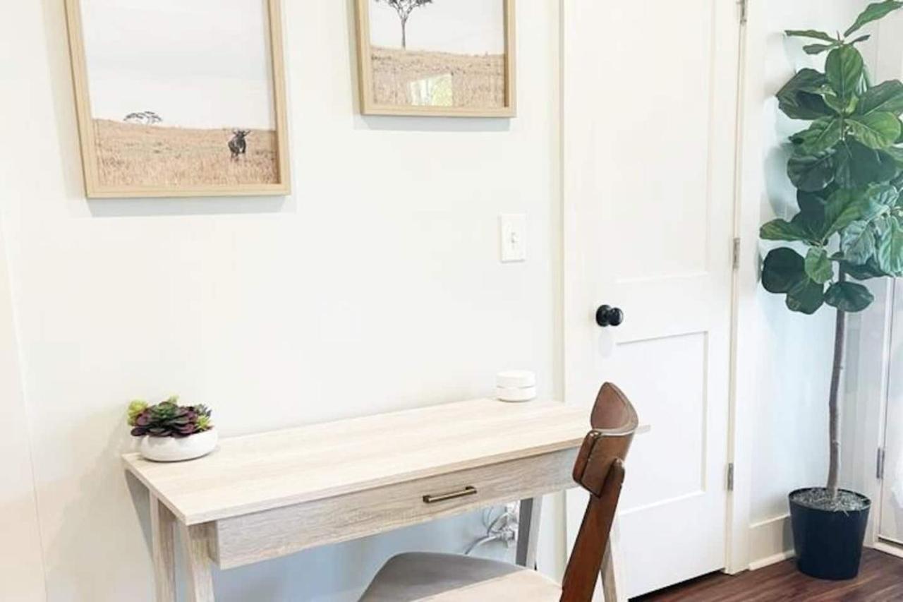 Sun Lit Modern Home With Good Vibes And Lots Of Coffee - Designedbydom アトランタ エクステリア 写真