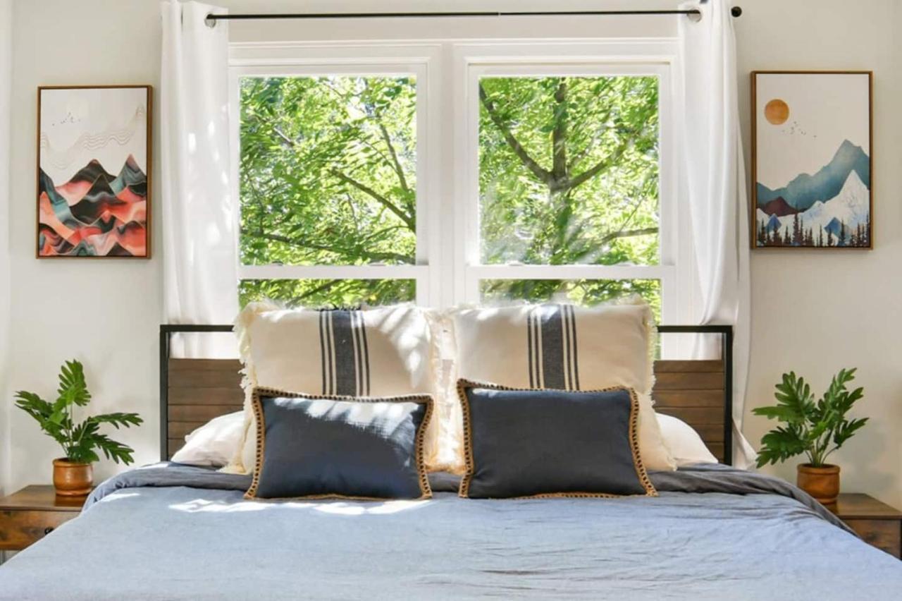 Sun Lit Modern Home With Good Vibes And Lots Of Coffee - Designedbydom アトランタ エクステリア 写真
